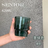 Одиночная чашка темно -зеленого