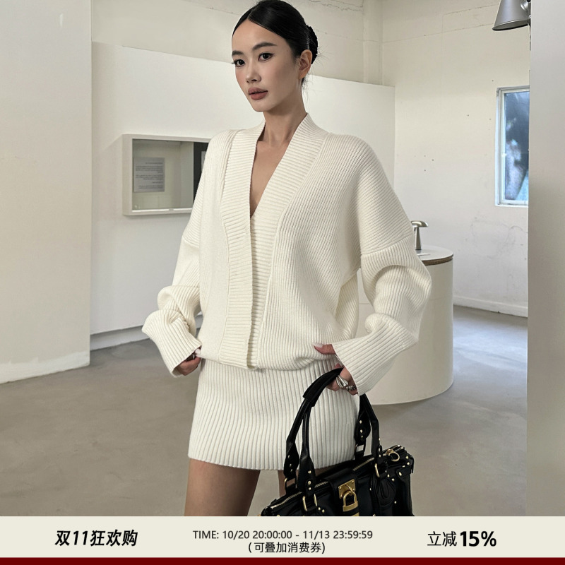 Venuie Is a Lazy and Sophisticated Knit Sweater Dress That Can Be Worn Outside or Layered with a Sweater, in a Creamy White Color, Suitable for Autumn and Winter, and Designed to Hug the Body Venuie Is a Lazy and Sophisticated Knit Sweater Dress That Can Be Worn Outside or Layered with a Sweater, in a Creamy White Color, Suitable for Autumn and Winter, and Designed to Hug the Body