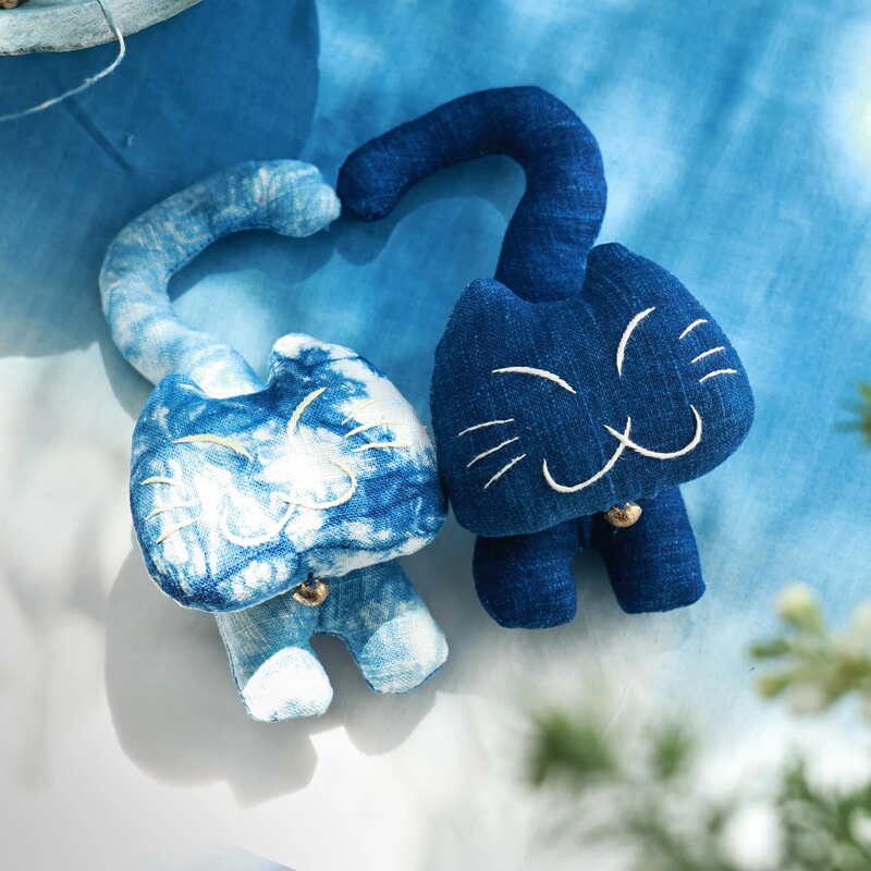 Blue Dali Tie-Dye Cat, Same Style as the Wind-Blown Cat, Tie-Dye Cat Doll Ornament, Dali Souvenir, Bai Ethnic Tie-Dye Blue Dali Tie-Dye Cat, Same Style as the Wind-Blown Cat, Tie-Dye Cat Doll Ornament, Dali Souvenir, Bai Ethnic Tie-Dye