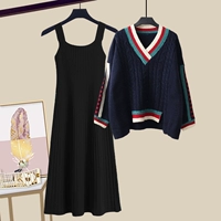 Синий свитер, черное платье-комбинация