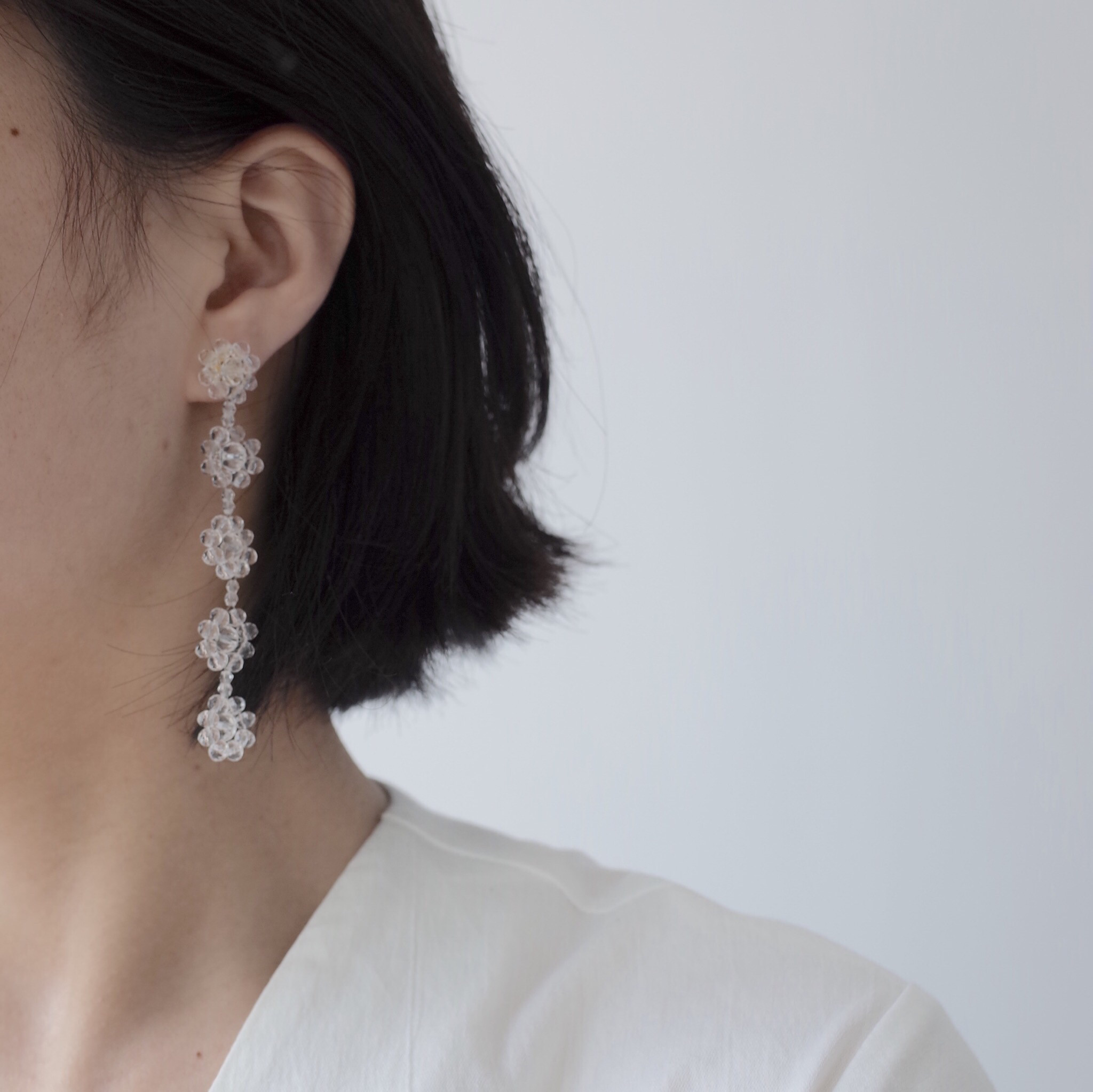 Iamnotnice hands as Kim Janie Jennie with the same earrings, the net red and transparent crystal flower string Everest-Taobao