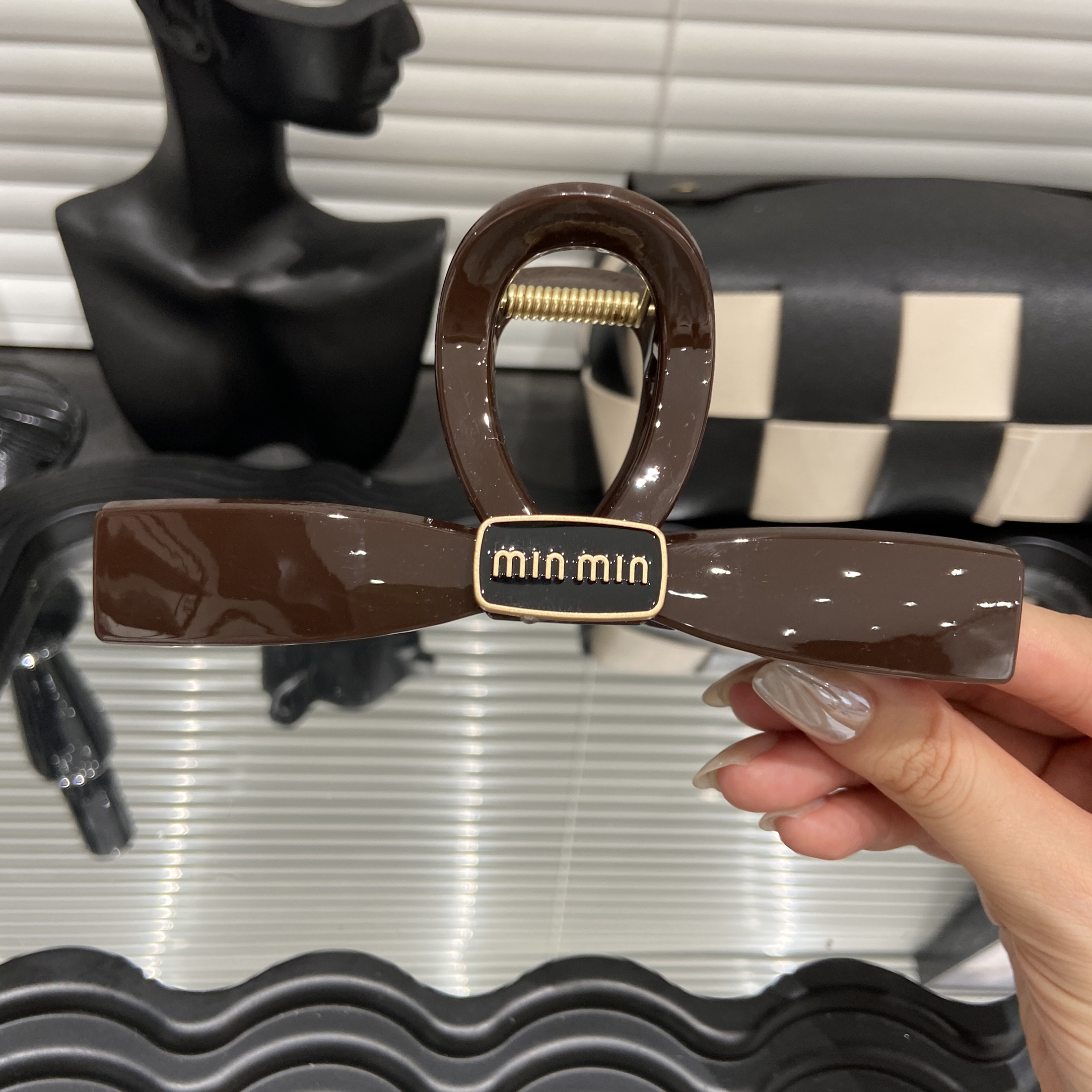 2025年早春黑金标大号鲨鱼夹：重塑女性时尚配饰潮流