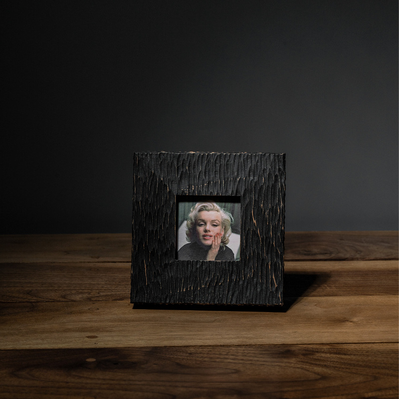 Handcrafted Vintage-Style Photo Frame with Wide Edges, Solid Wood, Black Texture, and Distressed Finish for Framing and Displaying Photos Handcrafted Vintage-Style Photo Frame with Wide Edges, Solid Wood, Black Texture, and Distressed Finish for Framing and Displaying Photos
