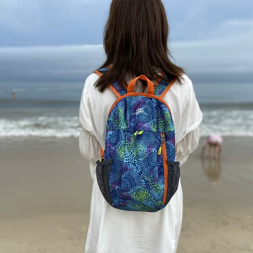 Баома манает ребенка, чтобы взять легкую прогулку для отдыха.