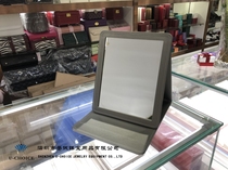The store manager recommends microfiber leather high-end viewing mirrors for jewelry counters and high-definition folding leather mirrors