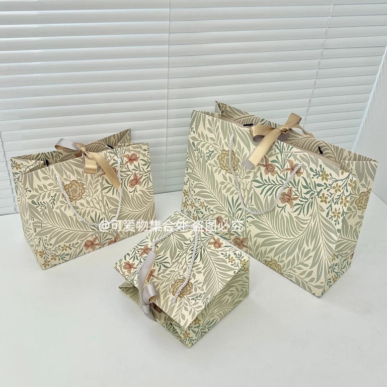 Forest-Style Lily Gift Bag, Birthday Gift, Souvenir Tote Bag with Ribbon, Shoe Box Tote Bag, Large Paper Bag Forest-Style Lily Gift Bag, Birthday Gift, Souvenir Tote Bag with Ribbon, Shoe Box Tote Bag, Large Paper Bag