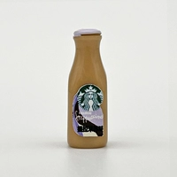 Светлая кофейная бутылка с фиолетовой крышкой.