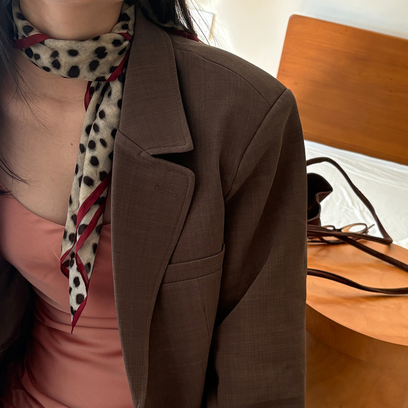 Retro Multi-Purpose French-Style Fashionable Outfit-Enhancing Silk Scarf with Leopard Print and Watermark Effect Retro Multi-Purpose French-Style Fashionable Outfit-Enhancing Silk Scarf with Leopard Print and Watermark Effect
