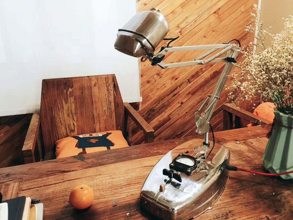 Create a vintage industrial wind desk lamp by hand (Oriental Hong Wencre product research and development)
