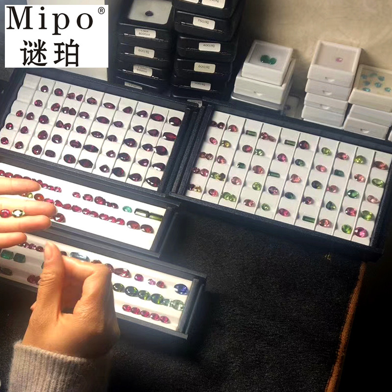 Color gemstone tray V slot plate shows diamond blue emerald naked stone cross-bar to incorporate jewelry with magnetic absorption lid