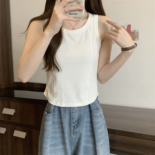 Белый летний трикотажный короткий топ с чашечками без рукавов