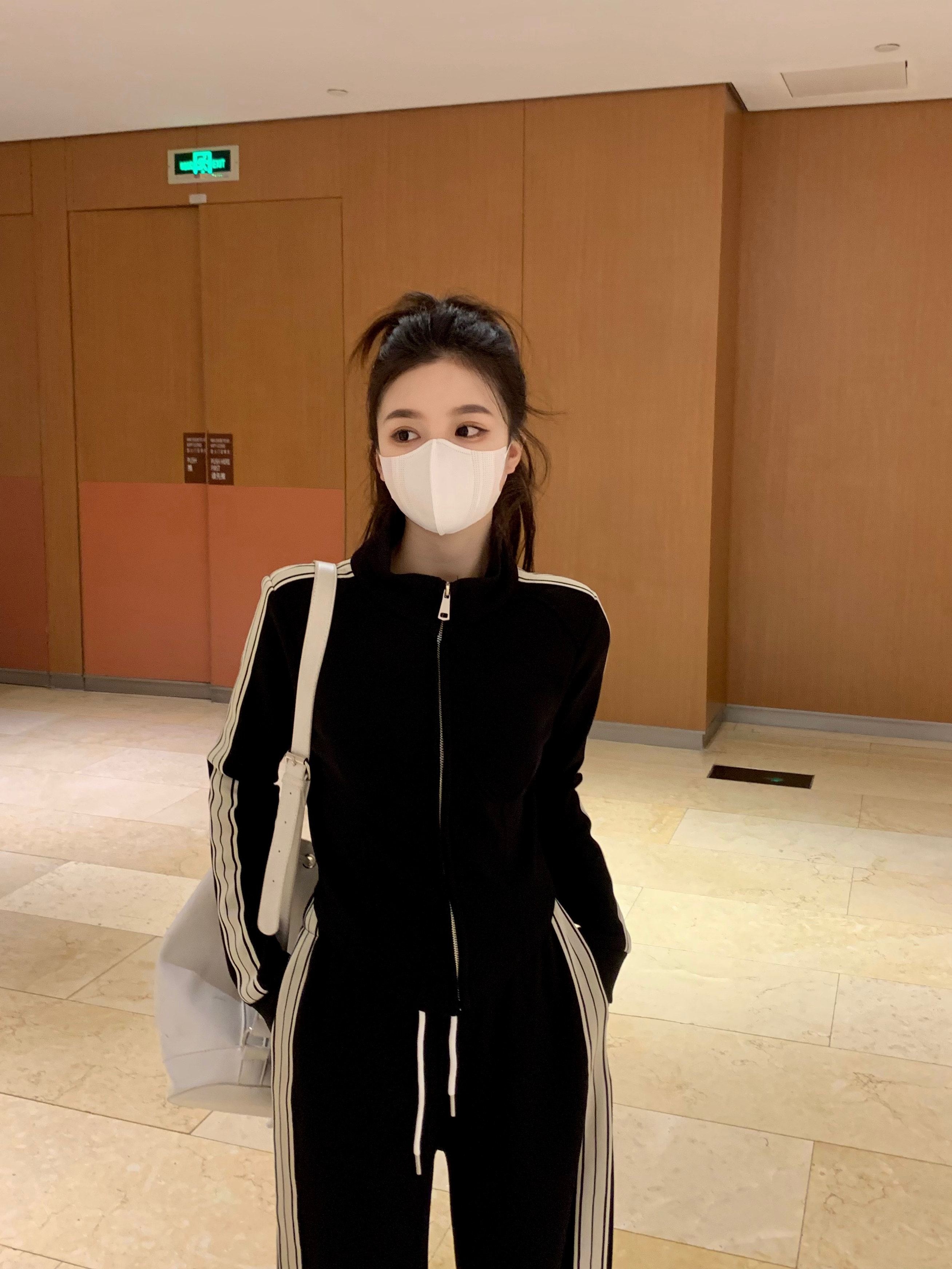 Стильные костюмы 大码休闲运动套装女秋季2025新款黑色显瘦外套高腰显瘦长裤两件套