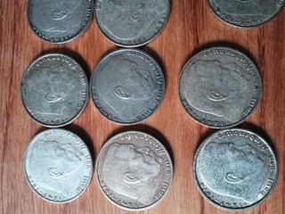 Deutsche hindenburg-zweimark-silbermünze mit einem durchmesser von 25 mm und treue-einzelmünzenpreis