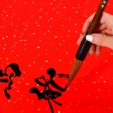 Четыре фута тысяч лет красной рисовой бумаги посыпают золото, горячее золото, кисть дракона, каллиграфия пустая пара весеннего куплета