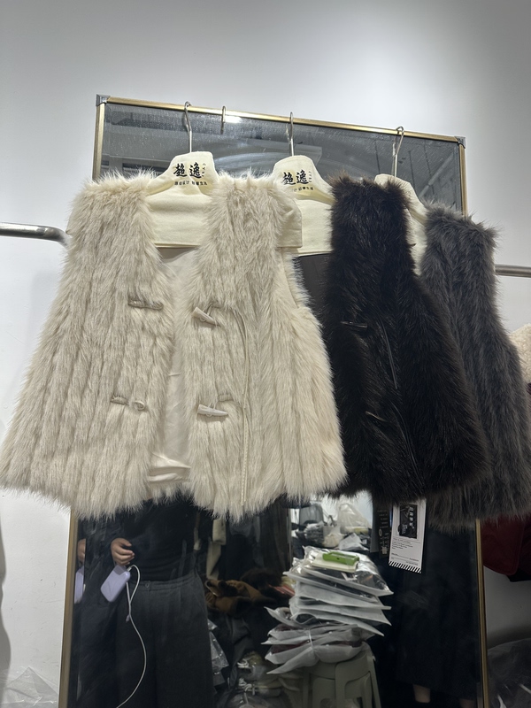 Authentic Chao Yi Shijia 2025 Faux Fur Vest with Horn-Like Fur, High-End Fur Vest, Trendy Leather and Fur Integrated Style Authentic Chao Yi Shijia 2025 Faux Fur Vest with Horn-Like Fur, High-End Fur Vest, Trendy Leather and Fur Integrated Style