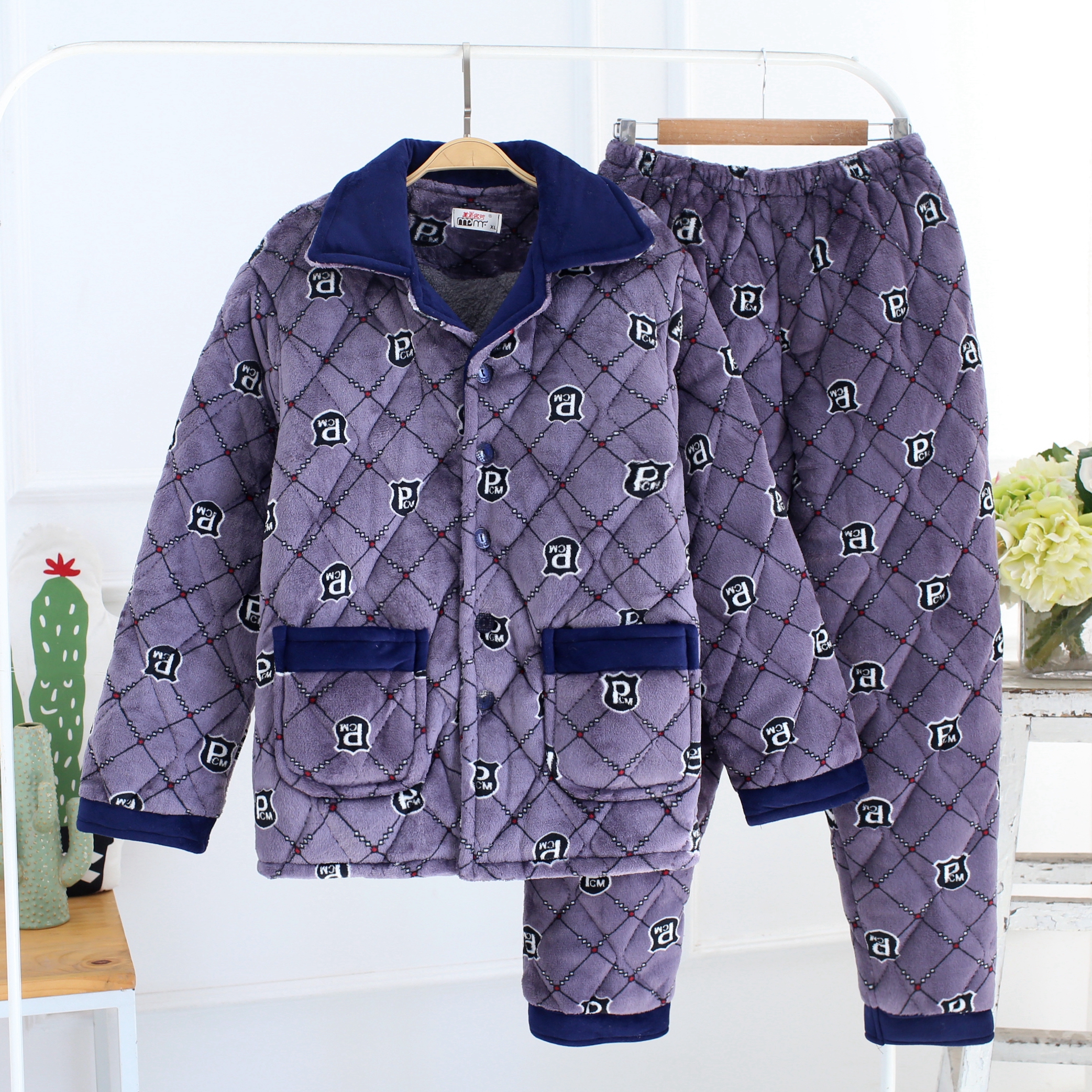 Pyjama nam mùa đông flannel dày ba lớp lông cừu san hô giản dị đơn giản ấm áp dịch vụ nhà phù hợp với kích thước lớn đồ bộ nam mặc nhà