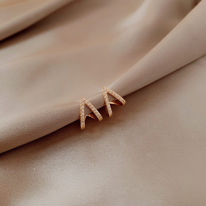 Triangular ear stitches simple and small earrings 2022 new trendy earrings temperament high-end ear clips without ear holes for women