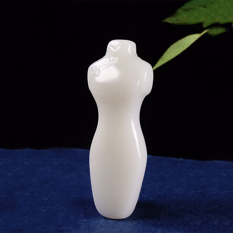 Xinjiang and Tanaka Tai Yu hang flag winning the pendant jade crash first stage whiteness natural 8 5g