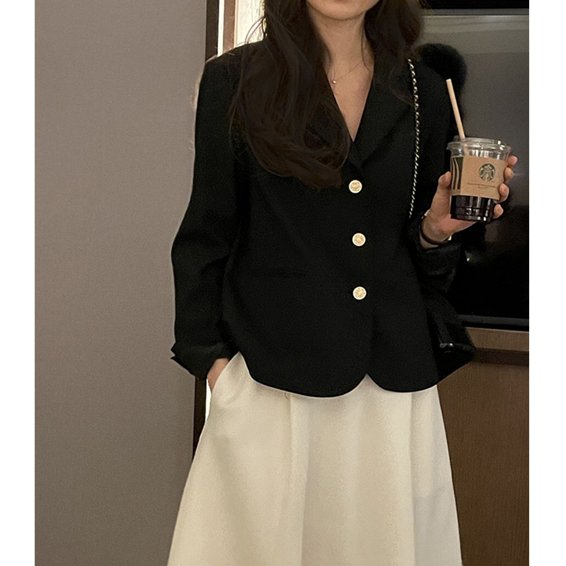 (Han Dynasty factory straight hair) 2022 spring gold buckle advanced sensation short suit casual temperament incoat female