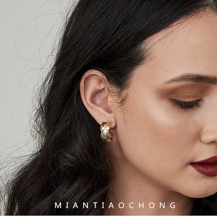 Cotton worm retro ins rhombic retro sense ring metal high-grade texture 925 sterling silver needle earrings female ear clip