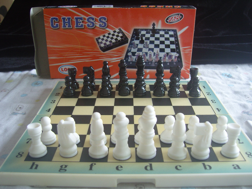 Box Chess Folded Chessboard Chess Plastic Children Black And White Western Chess Trumpet Chess-Taobao