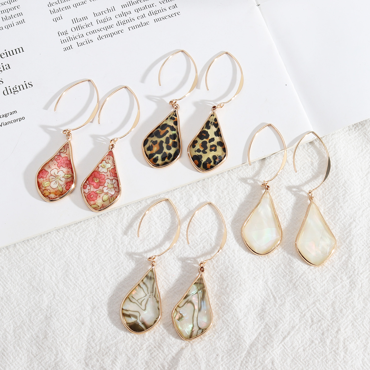 1 Pair Simple Style Water Droplets Flower Leopard Alloy Inlay Shell Women's Drop Earrings display picture 1