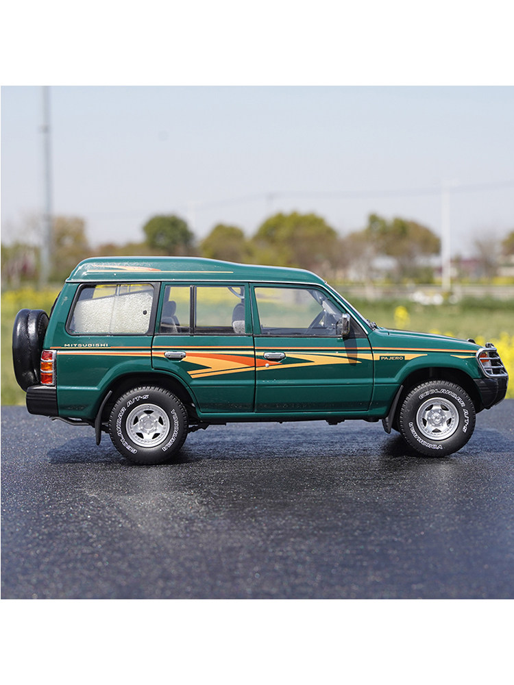 1:18 Mitsubishi Pajero V31 Jeep Off-Road Vehicle Alloy Simulation Car Model Mc&Sunyork Car Model