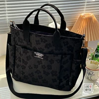 Материал из полиэфирного волокна черного цвета с тиснением.