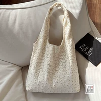 Кремового цвета