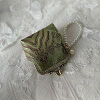 Осенний аромат, зеленые скалы реки и морская вода. Пожалуйста, обратитесь к изображению.