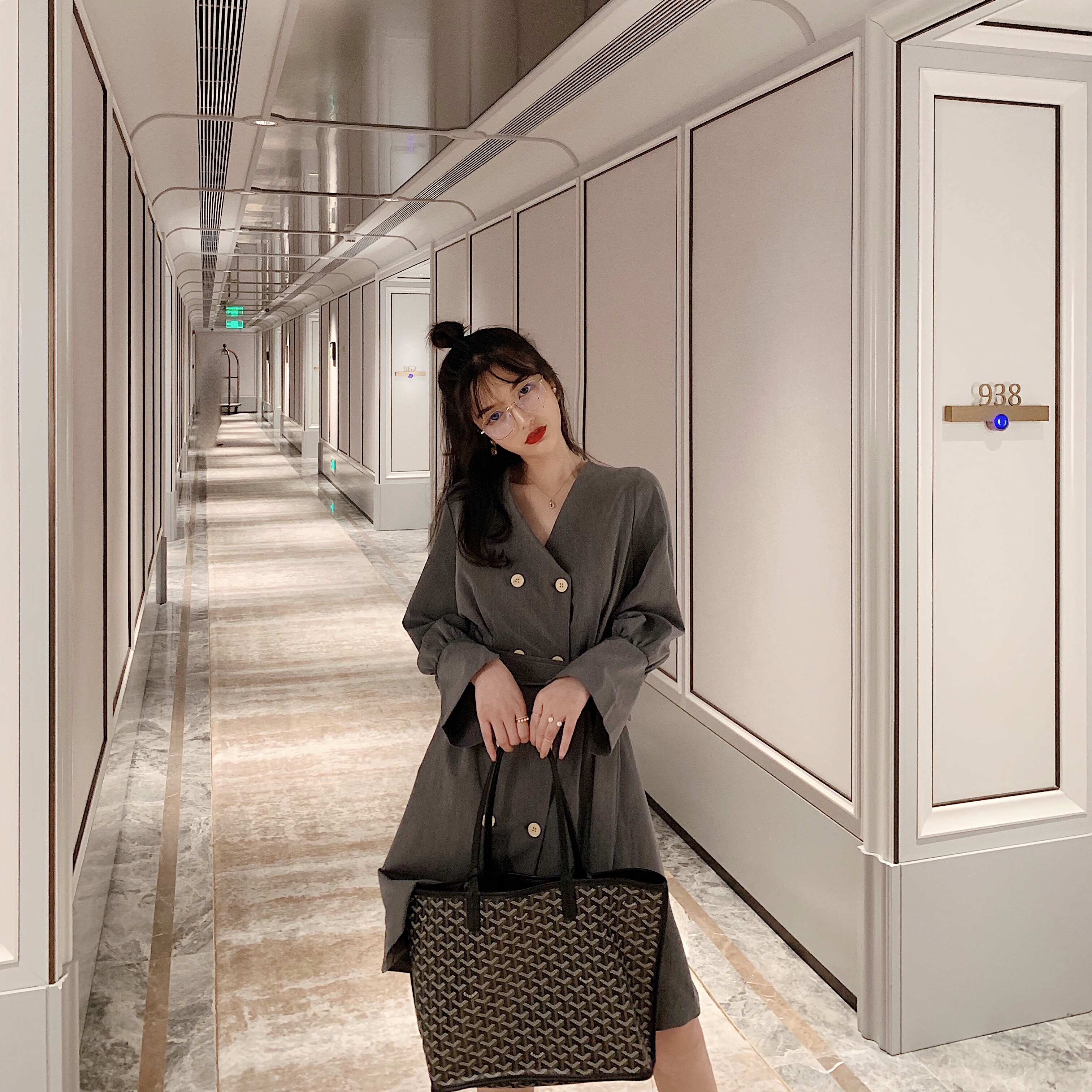 VK旗艦店 韓系雙排扣露鎖骨顯氣質系帶長袖洋裝