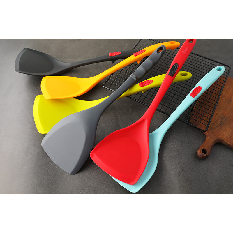 Clearing factory clearance leakage resistant silicone boiler shovel ergonomic handle non - sticky cookware