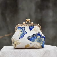 Темно-синяя белая бабочка