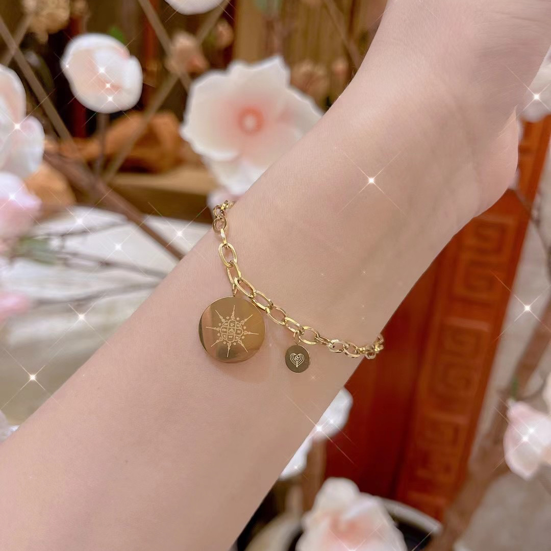 Thailand's Buddhist card imports eight square of money bag handout