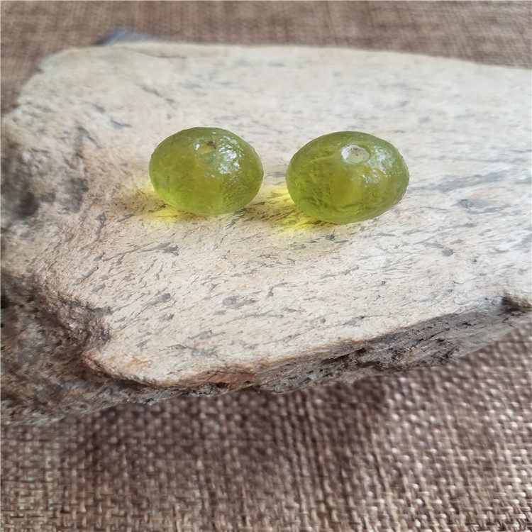 A pair of less hundreds of years green old glass beads 14mm bag old bag real Pei zhu waist bead top beads multi-treasure