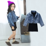 Bộ đồ mùa thu 2018 cho bé gái lớn thời trang Hàn Quốc mùa xuân và áo khoác denim mùa thu hai dây váy quần