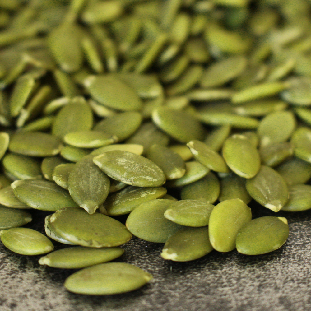 что мелкие зеленые семена. зеленые семечки. зеленые семечки тыквы. зеленые семена. маленькие зеленые семечки.