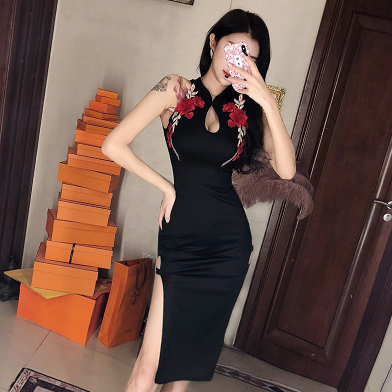 Gege's summer new sexy nightclub anchor hanging neck mid-length version side high slit hollow cheongsam dress