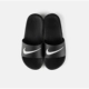 Nike Benassi Dép Nike chữ trắng đen Mùa hè Dép nam và nữ mới mùa hè 819717-010-003 - Dép thể thao