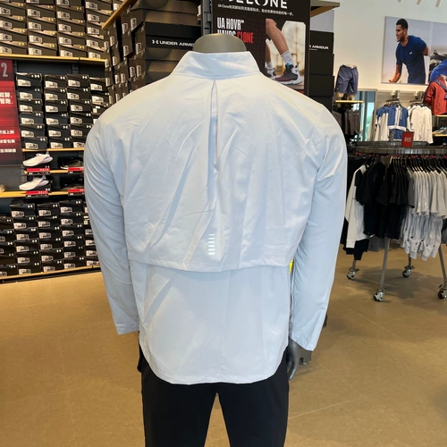 И дождевые мужчины, управляющие фитнесом быстро -наряжающейся водяной спортивной курткой 1369342