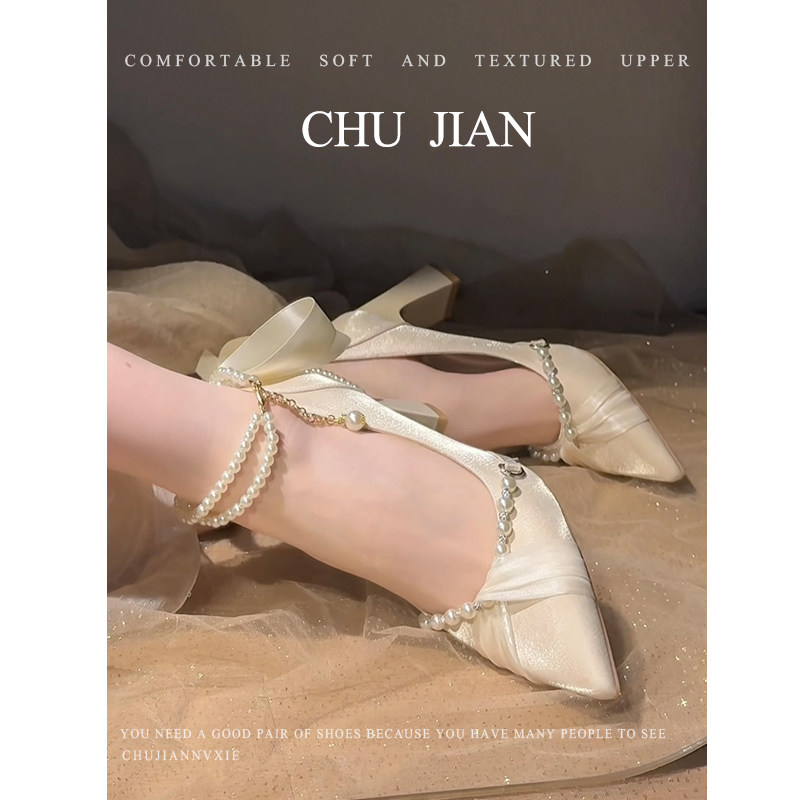 Elegant pearl satin high heels with chunky heels and a single strap, comfortable and easy to wear, suitable for both wedding dresses and traditional Chinese wedding gowns.