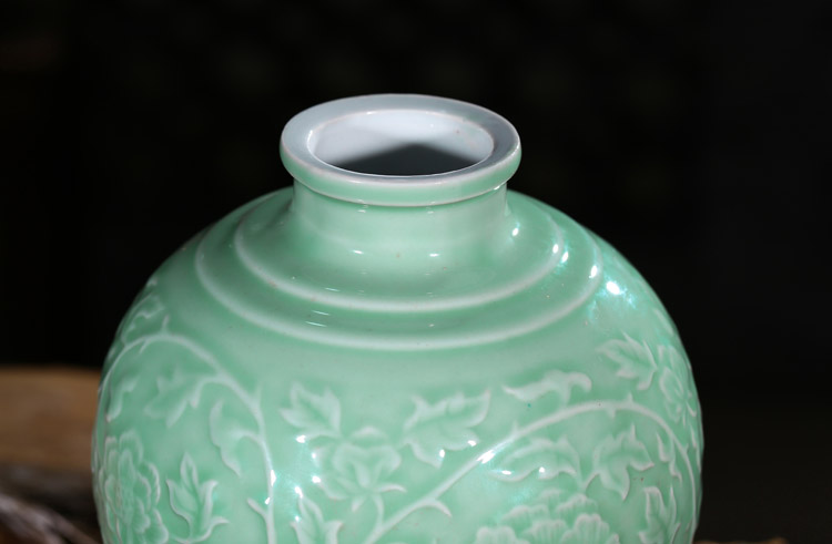 Jingdezhen ceramic jar bottle seal wine bottle is empty home wine bottle green glaze embossed bottle 3 kg