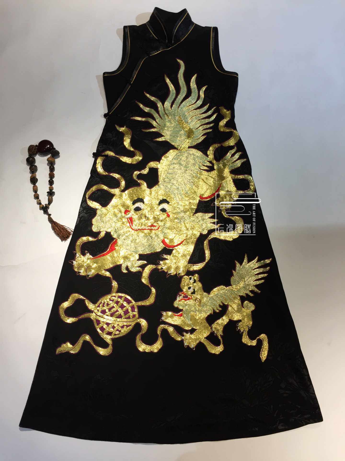 Cloud decoration totem original women's temperament dress National style handmade plate Gold Lion petanque old satin robe