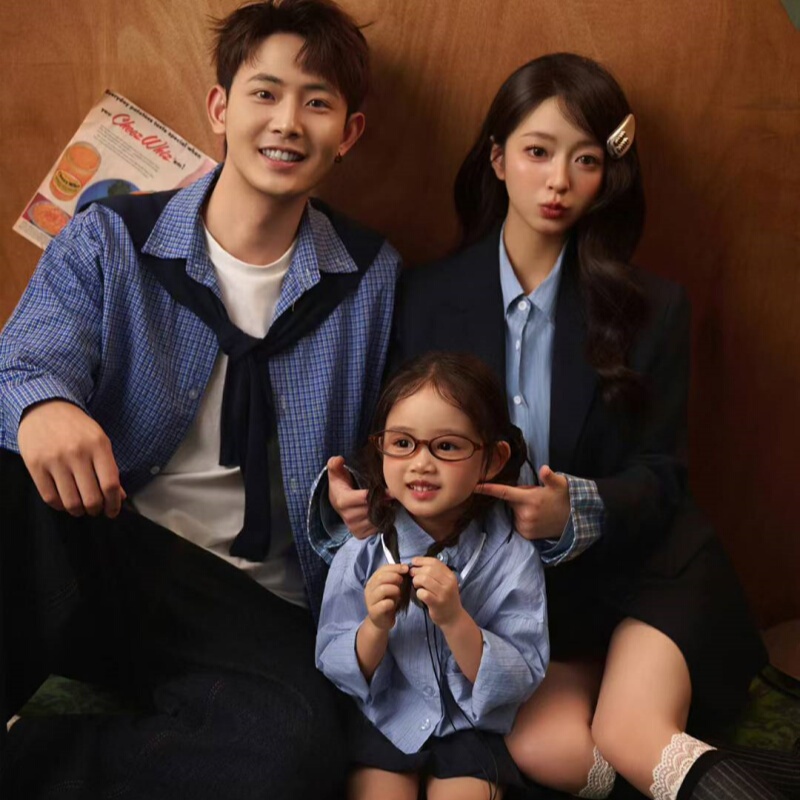 Family Portrait Photography Clothing for a Family of Three Korean Miscellaneous Pictorial Magazine Blue Shirt Family Photo Studio Photo Family Clothing Family Portrait Photography Clothing for a Family of Three Korean Miscellaneous Pictorial Magazine Blue Shirt Family Photo Studio Photo Family Clothing