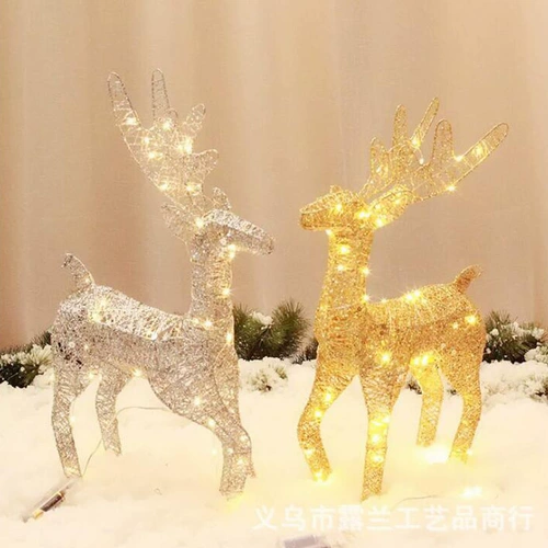 Рождественская сцена декорации. Поставки припасы, чтобы вытащить автомобильный лосей рождественский олень