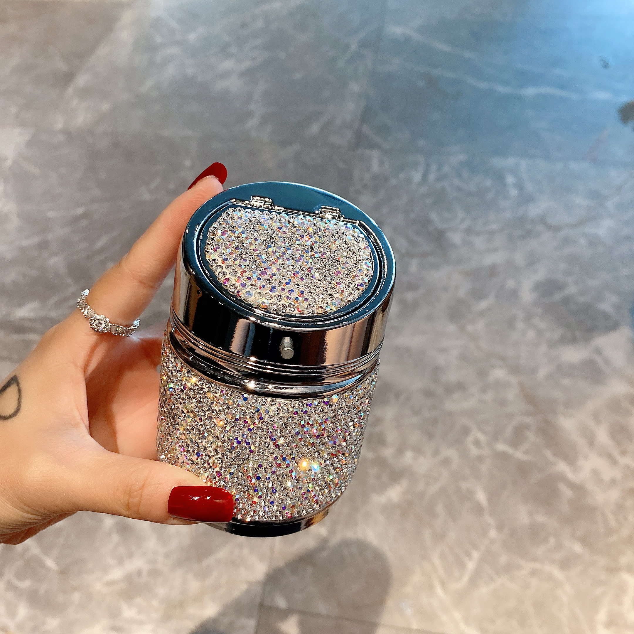 Car in-car decorated with inlaid drilling vehicle Ashtray Mesh Red Goddess's Versatile Fashion Car Luxury Car Pint