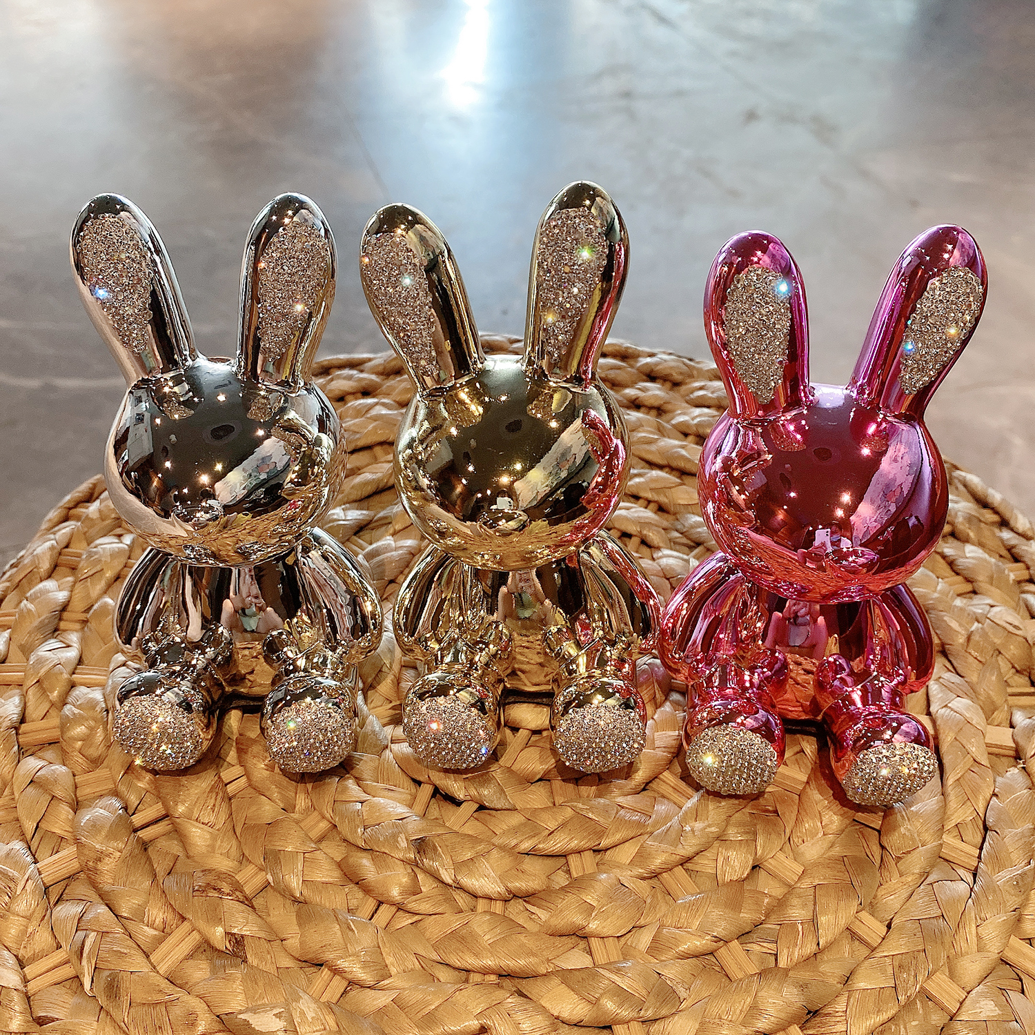 Car swing piece light and luxurious insert Cartoon Rabbit On-board Middle Control Desk Decoration Supplies Big goddess High Gear Gift