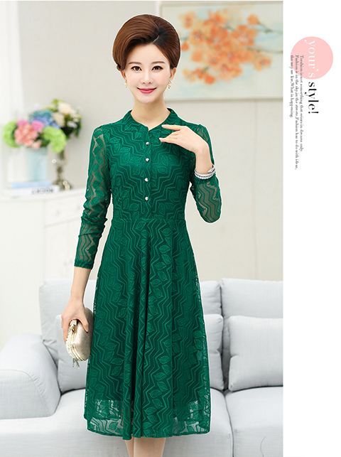 Váy của phụ nữ trung niên 40 tuổi 50 người trung niên mùa xuân và mùa thu mẹ váy dài tay cộng với váy ren nhung nữ mỏng áo cho người trung tuổi