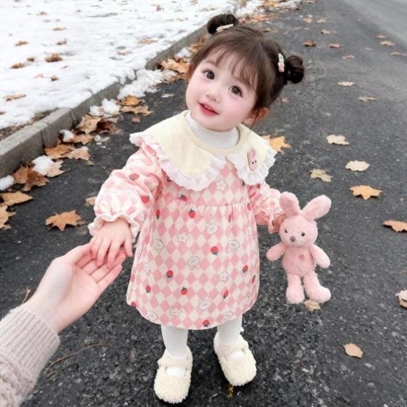 Coat for baby girl to wear outside for children to eat, bib and apron for princess, waterproof and anti-dirty, fashionable autumn and winter style for children to wear inside out