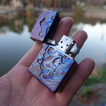 High-End Custom-Made Blue-Purple Non-Magnetic Titanium Horse-Sealed Lighter with Integrated Hollow-Out Skull Engraving Design
